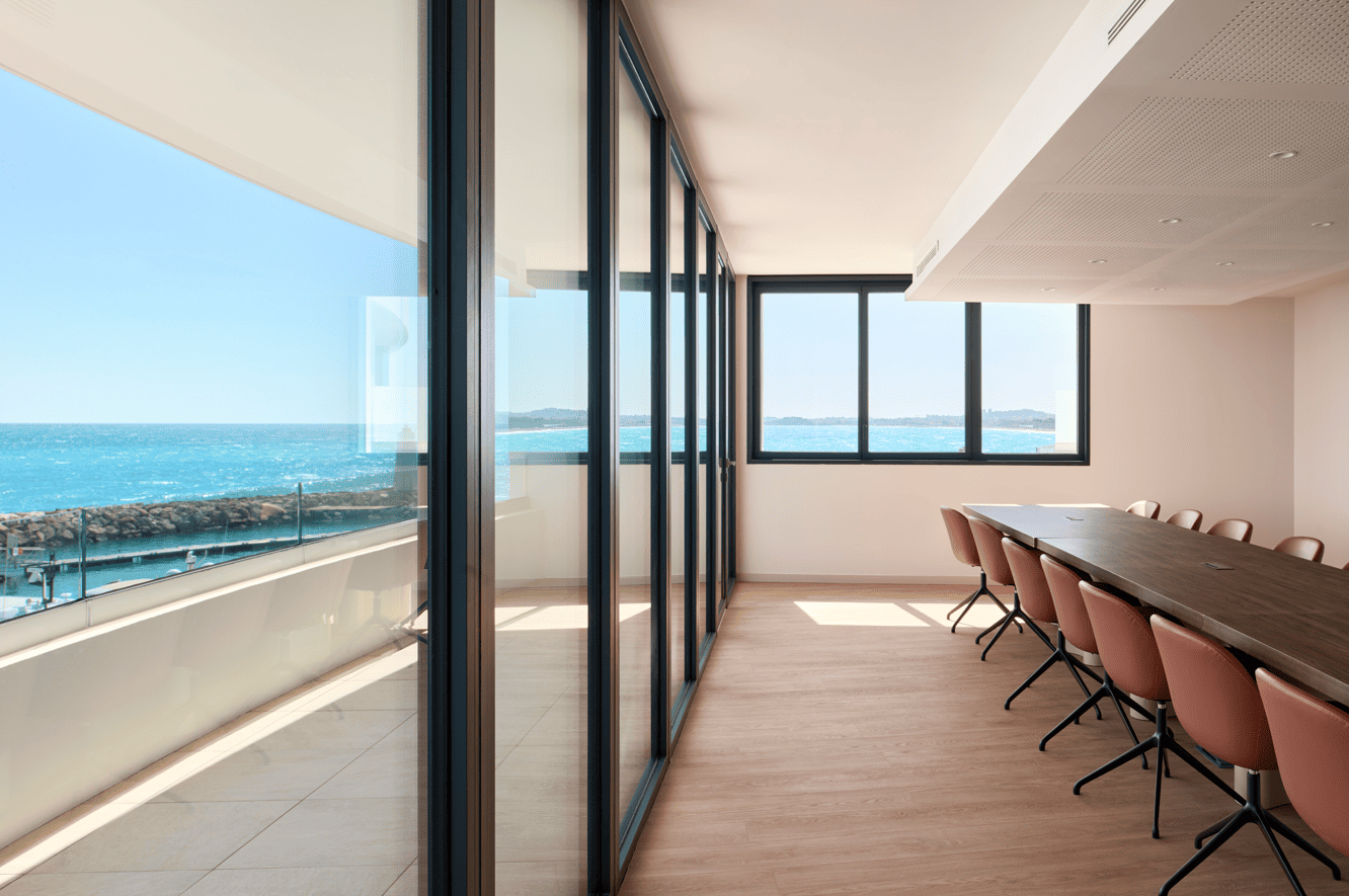 Terrasse extérieure avec vue panoramique sur la Méditerranée à Marina Baie des Anges