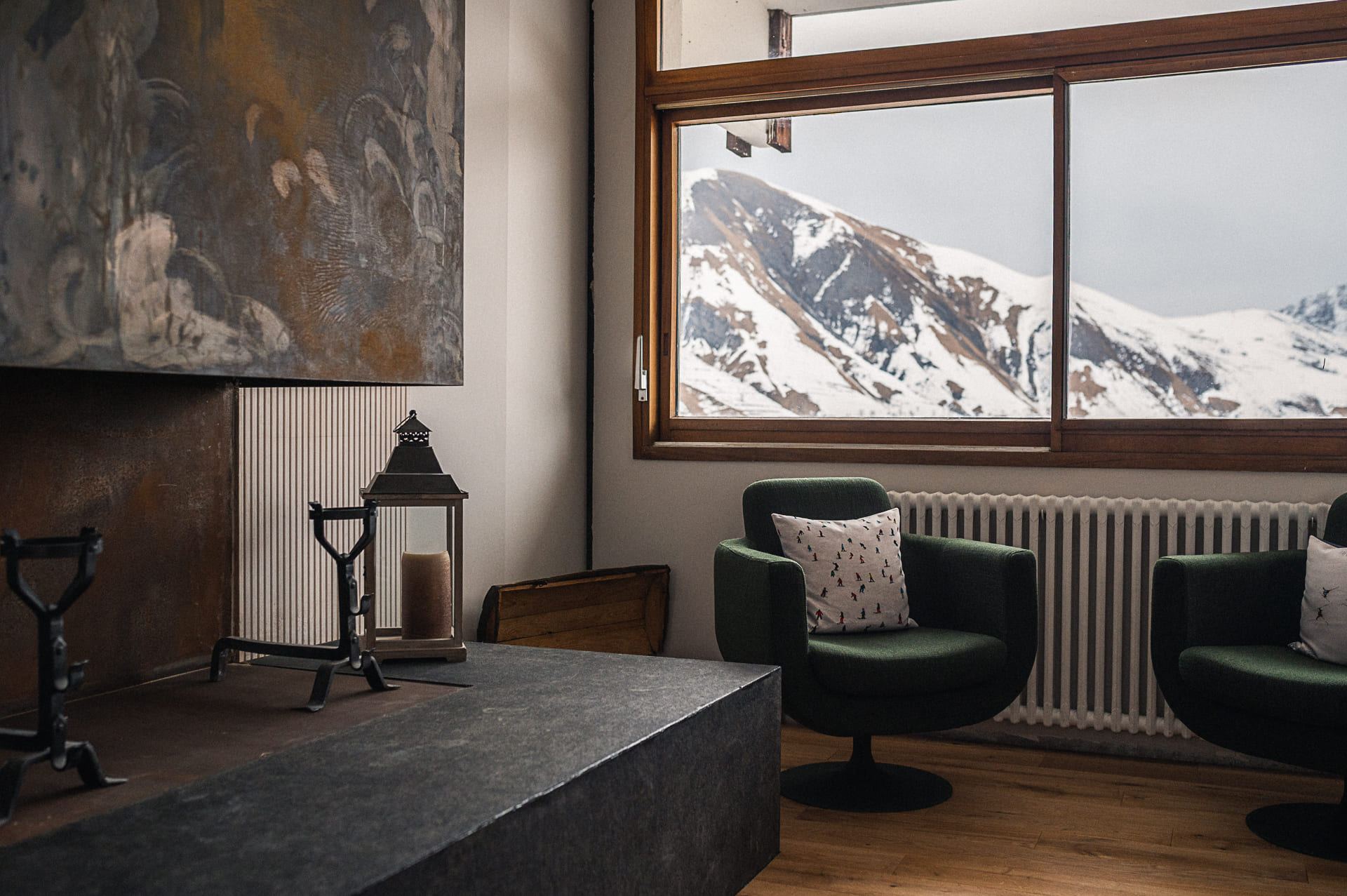 Coin salon avec vue sur montagnes enneigées – Les Cèdres