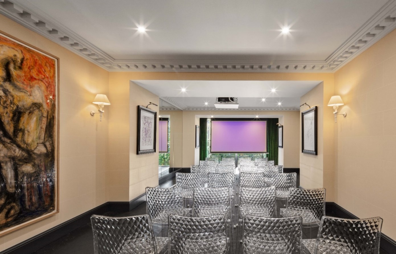 Salle de conférence lumineuse à l'Hôtel de Berri à Paris, disposée en théâtre
