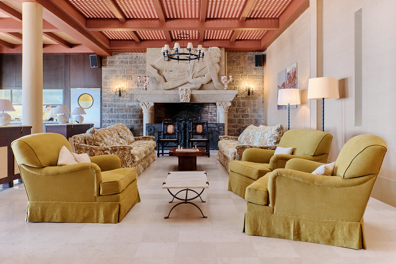 Espaces communs chaleureux et lumineux.