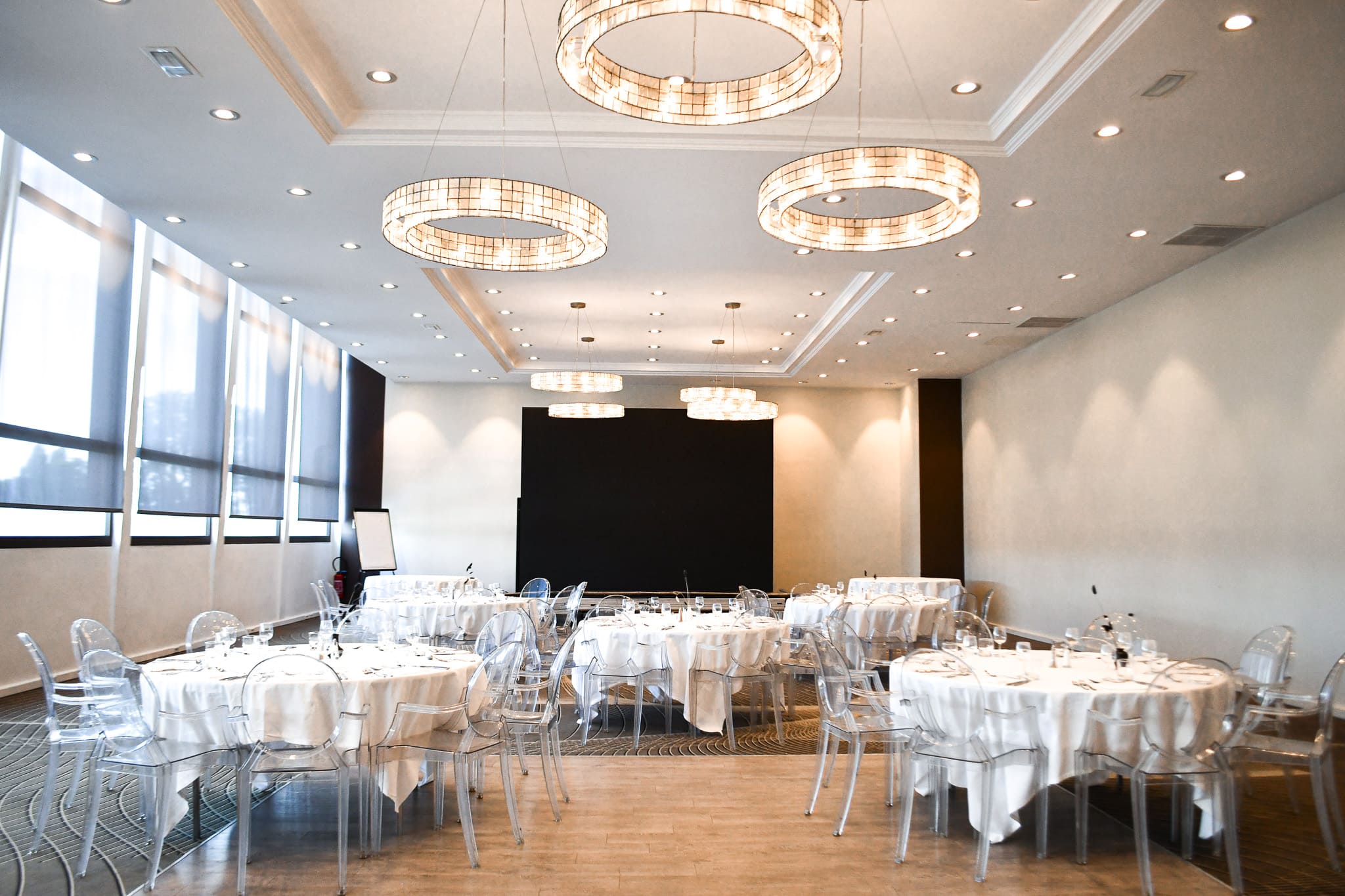 Salle de réception avec tables rondes Hôtel du Port