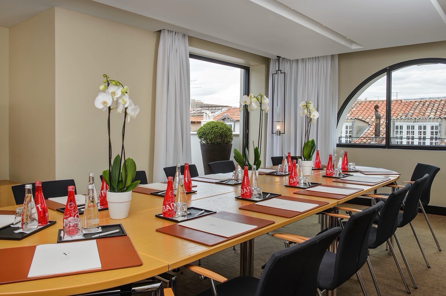 Salle de réunion équipée au Five Seas Cannes