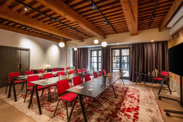 Un espace de réunion adapté aux séminaires et comités de direction.