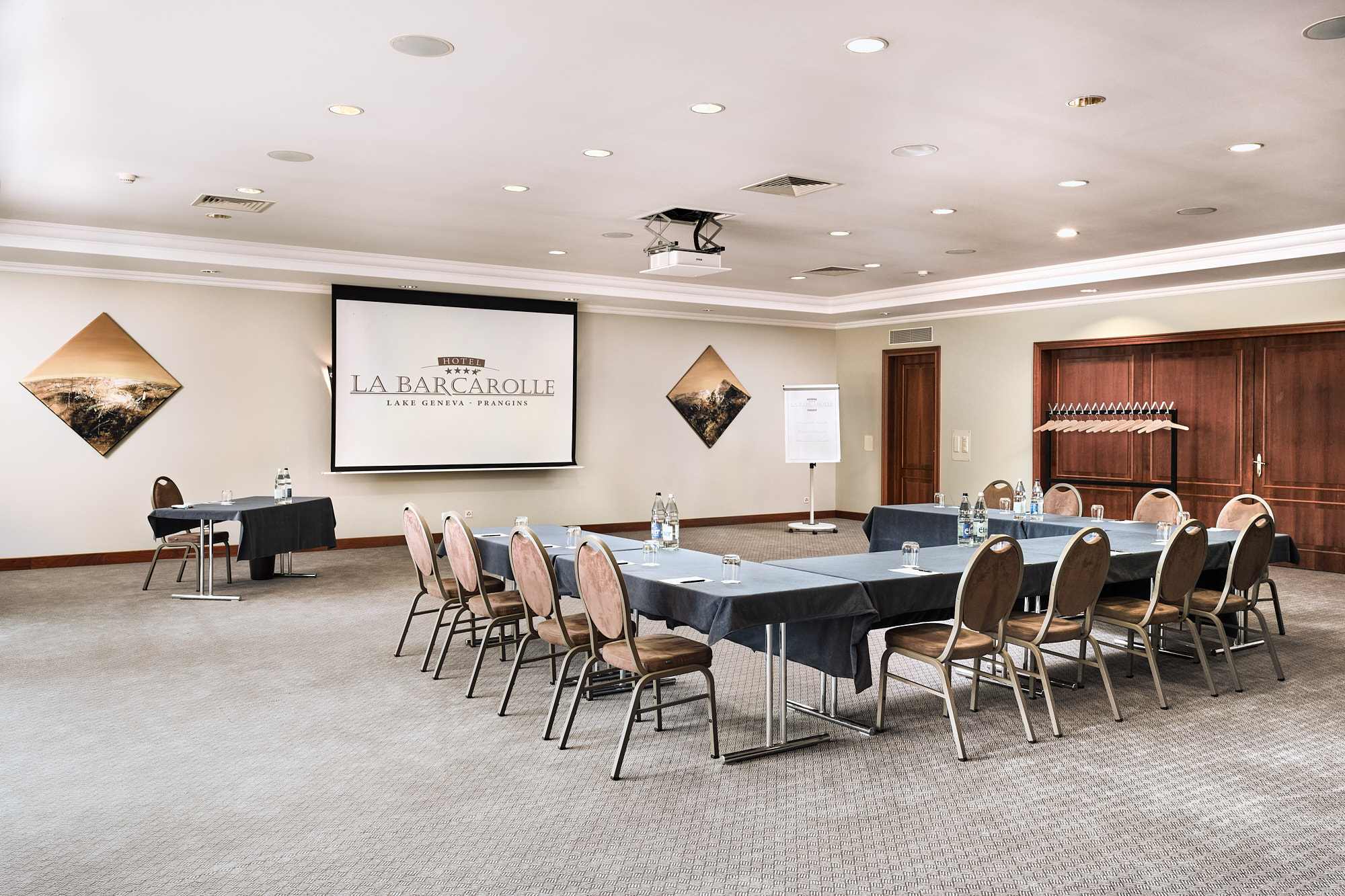 Salle de réunion en disposition U à l’Hôtel La Barcarolle