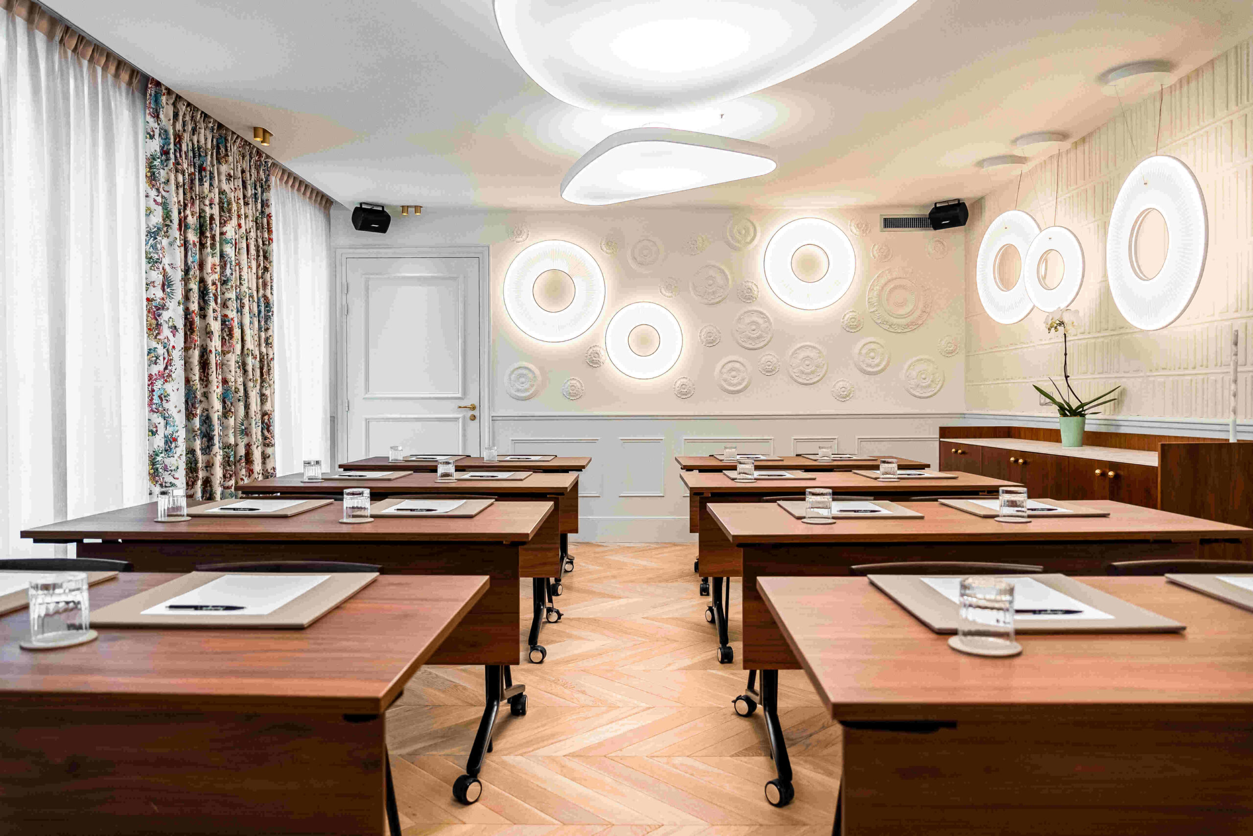 Salon Opéra -Salle de conférence moderne avec éclairage design au Normandy Hotel Paris