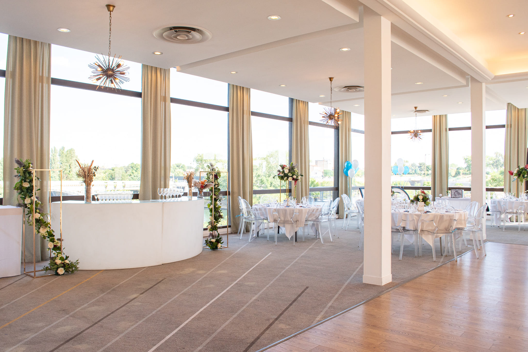 Salle événementielle avec grandes baies vitrées Hôtel du Port