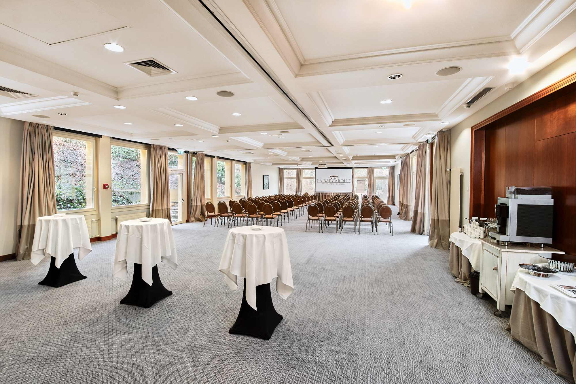 Salle plénière de l’Hôtel La Barcarolle avec chaises en rangée