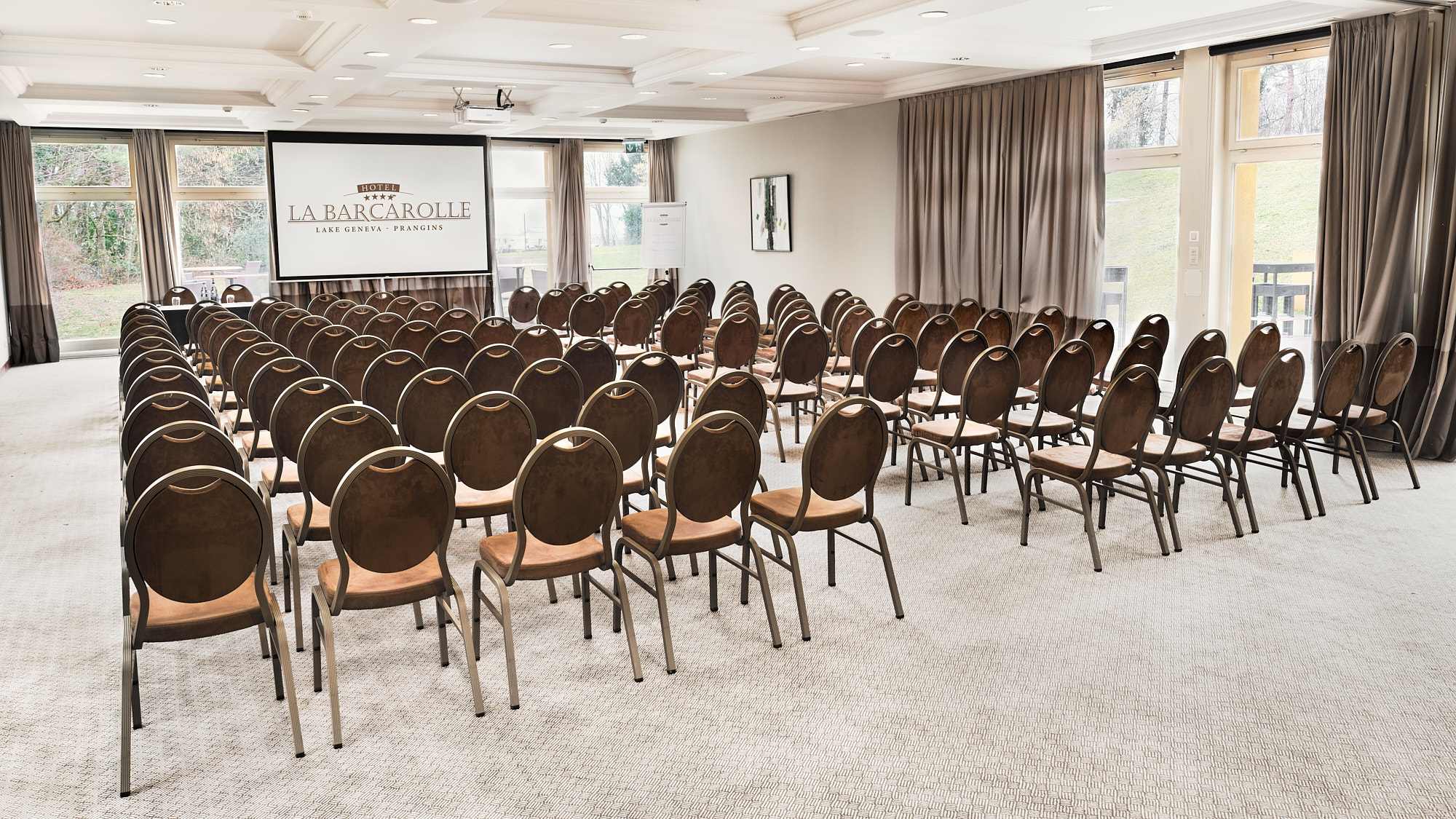 Salle plénière de l’Hôtel La Barcarolle avec chaises en rangée