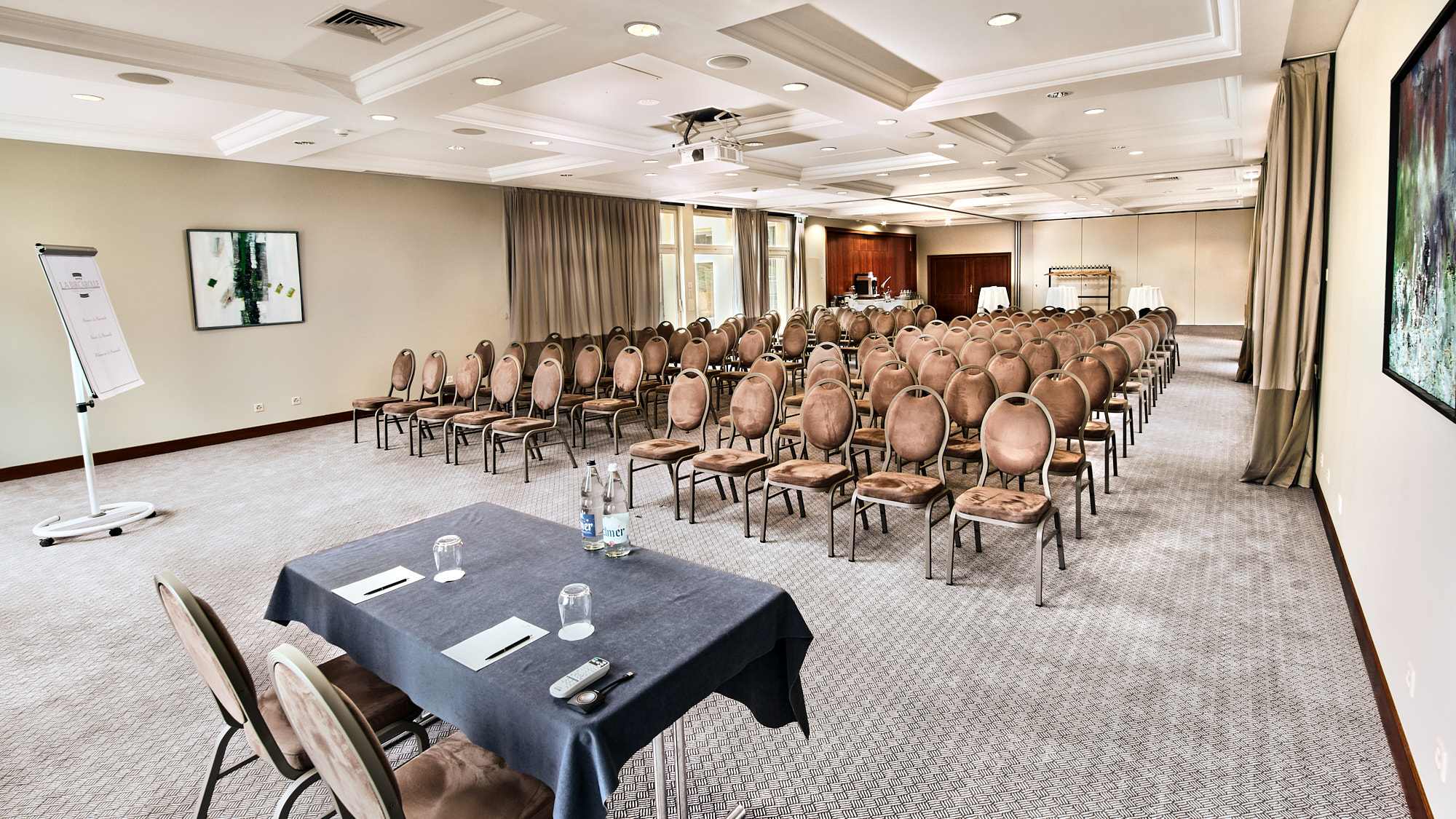 Salle plénière de l’Hôtel La Barcarolle avec chaises en rangée