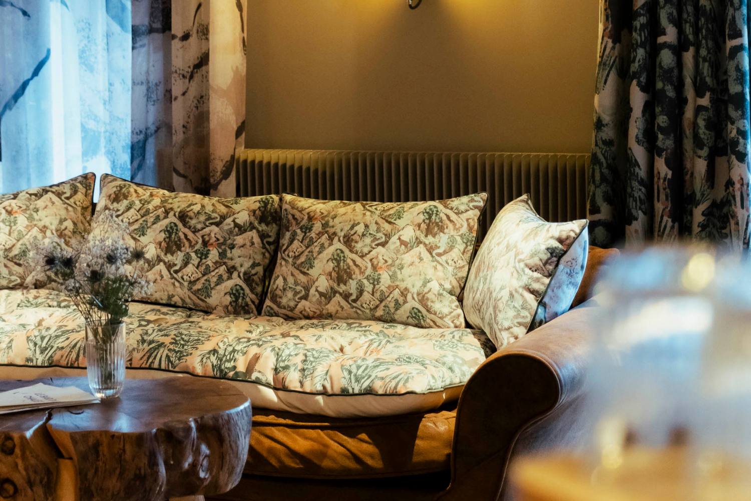 Salon cosy du Chalet Les Saytels avec canapé fleuri