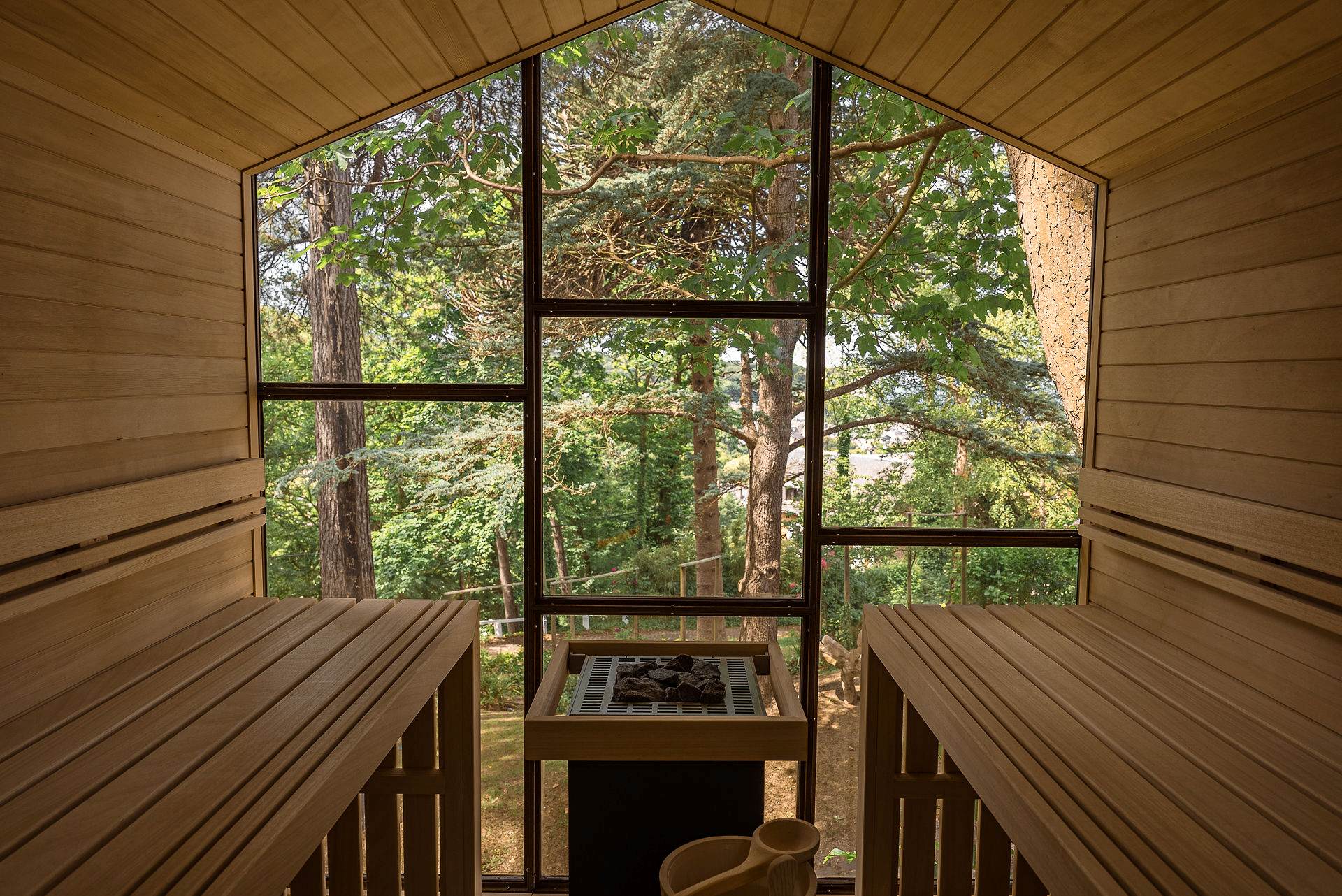 Sauna vitré avec vue sur les arbres au Domaine Saint-Clair