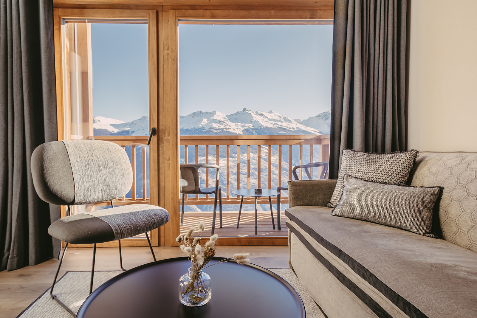 chambre suite salon canapé balcon vu montagne