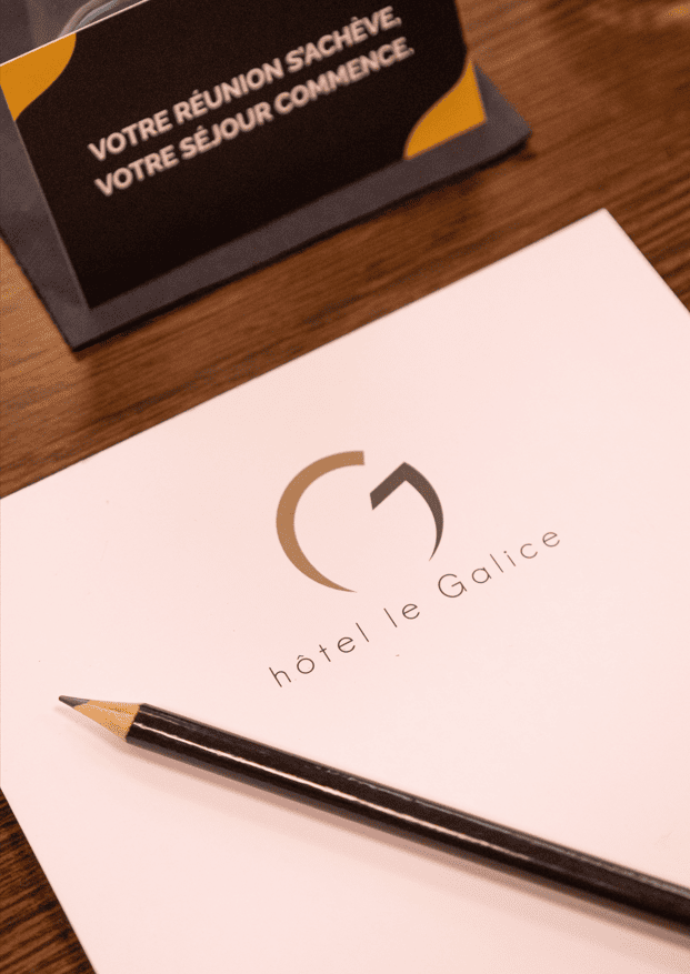Bloc-notes et crayon siglés Hôtel Le Galice pour les participants d’un séminaire à Aix-en-Provence