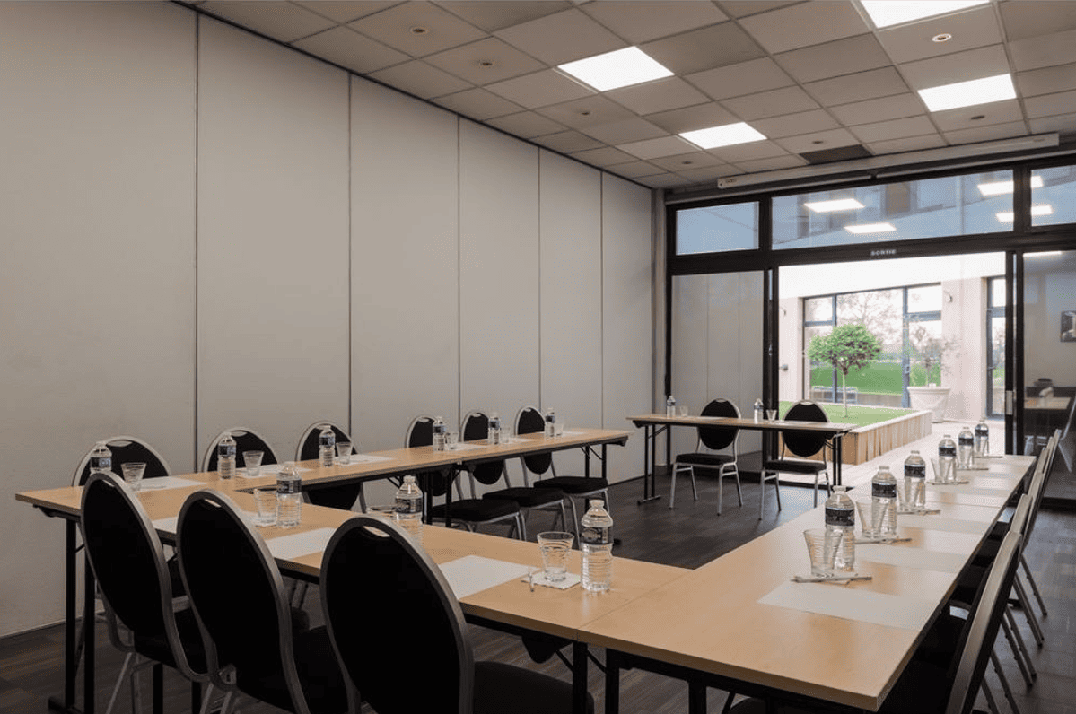 Salle de réunion lumineuse à l’Hôtel Le Galice pour séminaires et réunions professionnelles à Aix-en-Provence