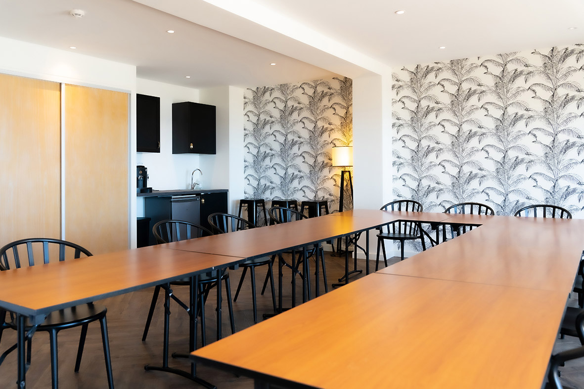Salle de réunion lumineuse avec grande table à l’Hôtel Mar i Cel