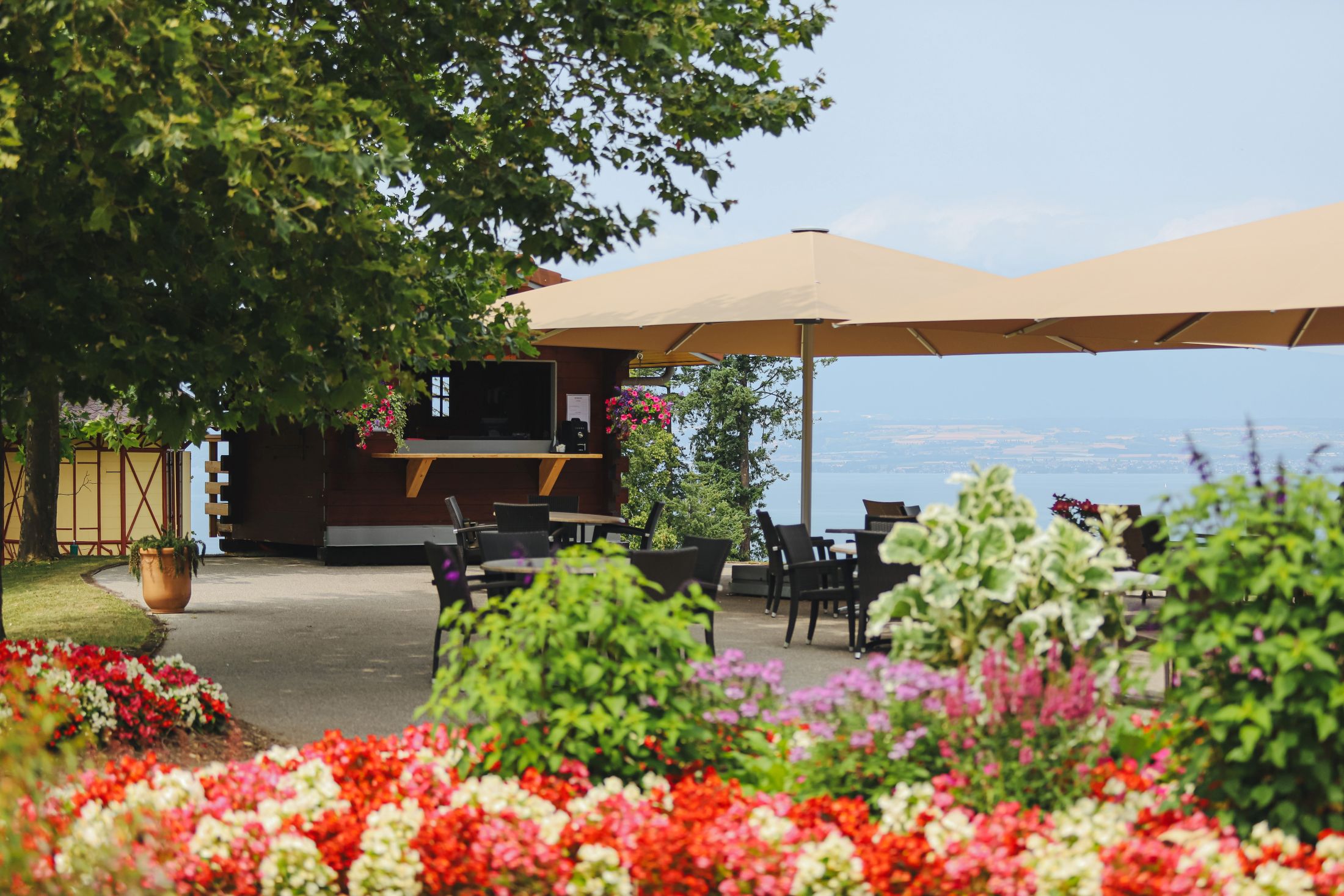 Terrasse ombragée avec vue sur le jardin au Manoir Golf