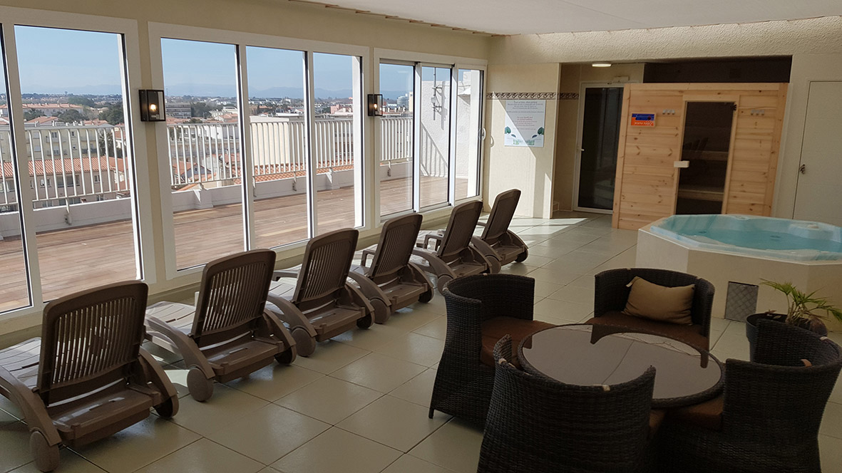 Espace détente avec transats panoramiques à l’Hôtel Mar i Cel