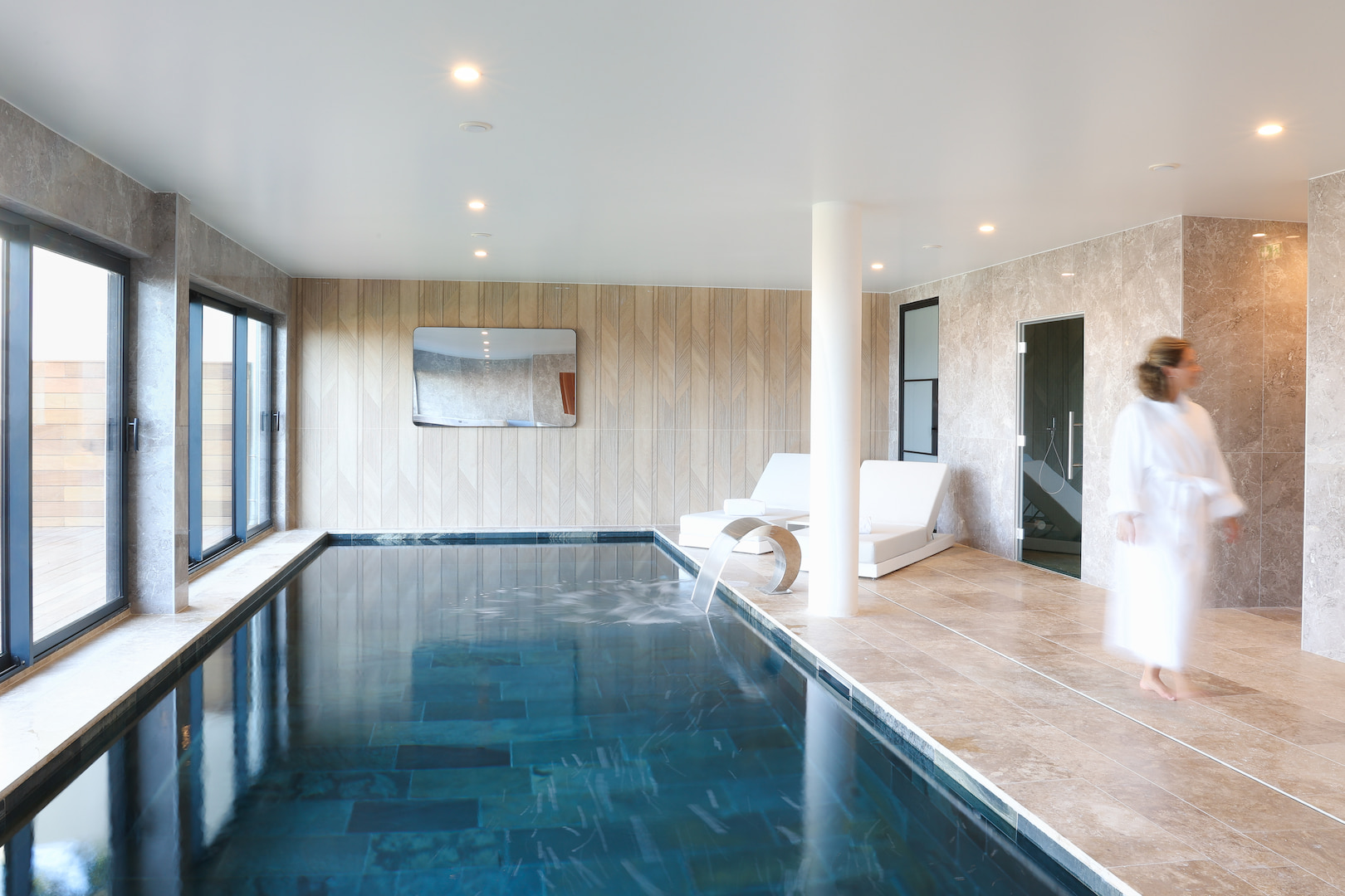 Piscine intérieure du spa – Les Vagues Hôtel & Spa