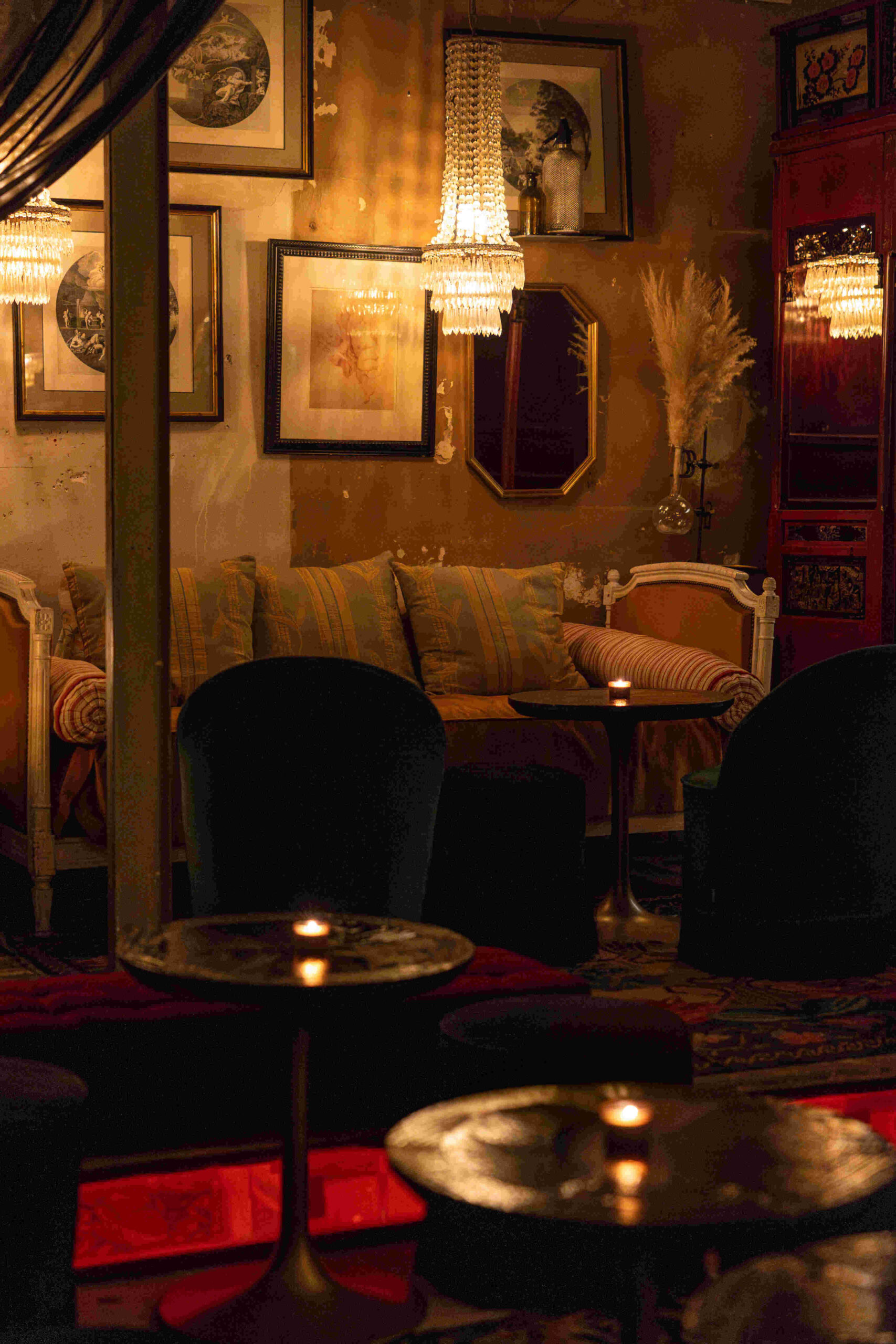 Espace lounge avec cheminée au Normandy Hotel Paris