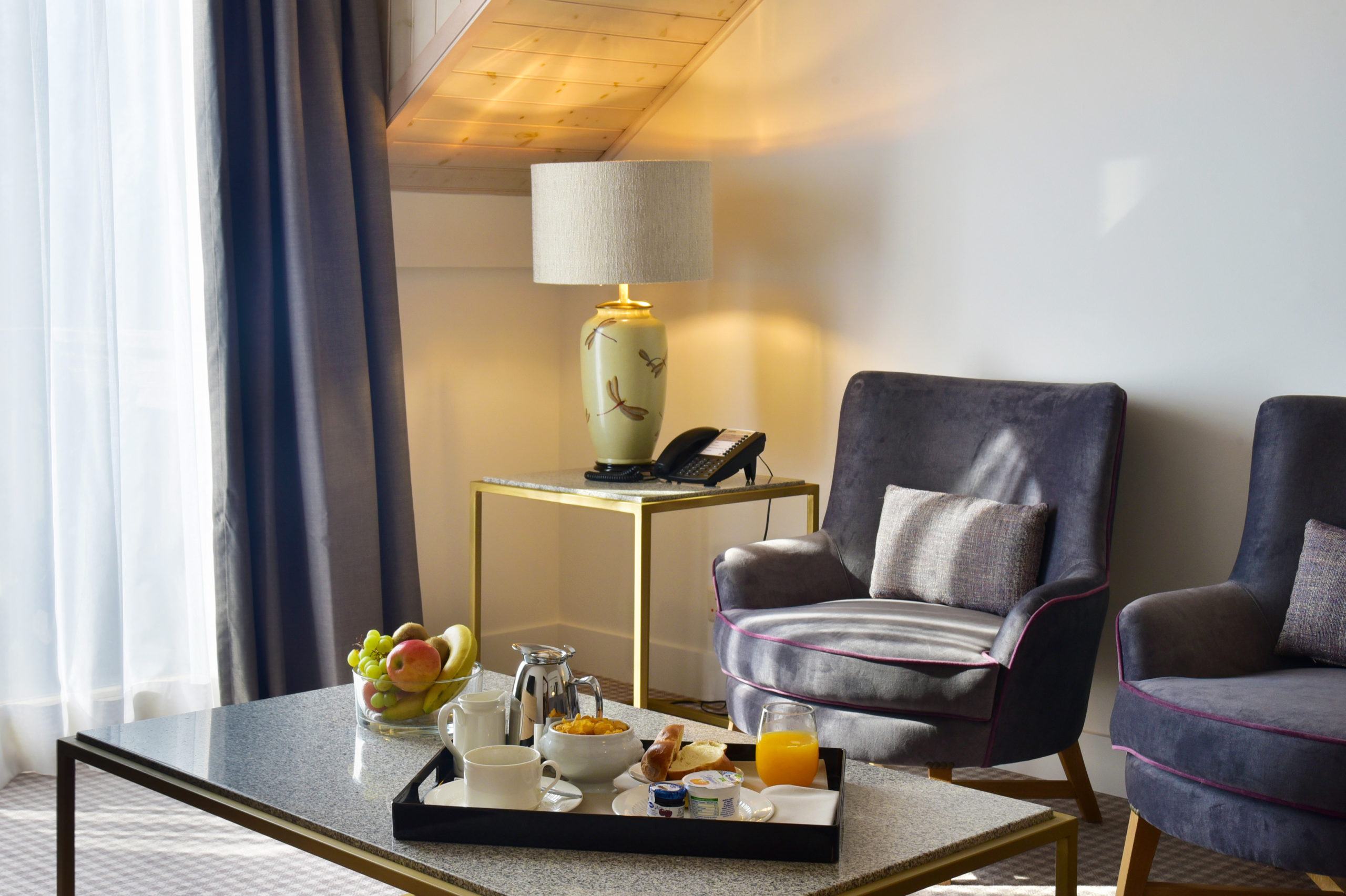 Suite avec coin bureau à l’Hôtel La Barcarolle