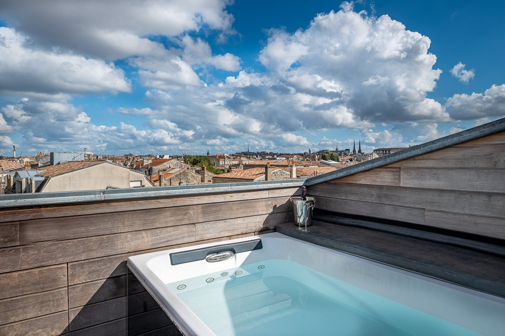 Suite Montaigne – chambre spacieuse avec balcon – Le Palais Gallien, Bordeaux
