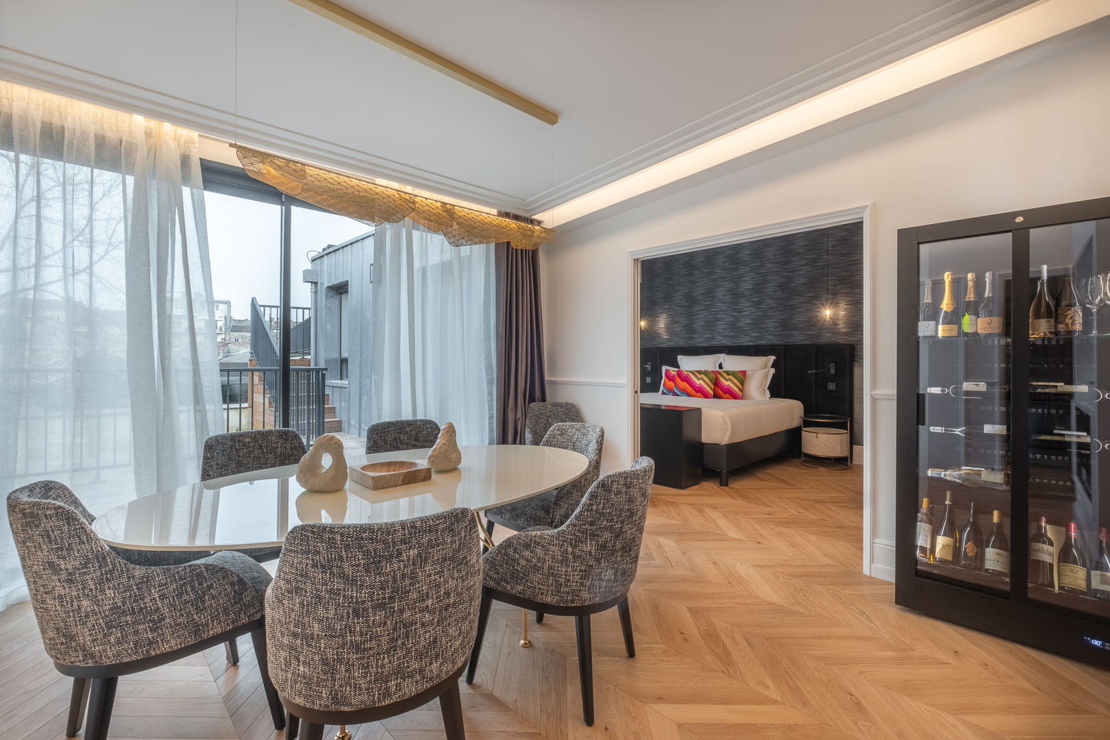 Suite Montesquieu – intérieur moderne avec vue sur le jardin – Le Palais Gallien, Bordeaux