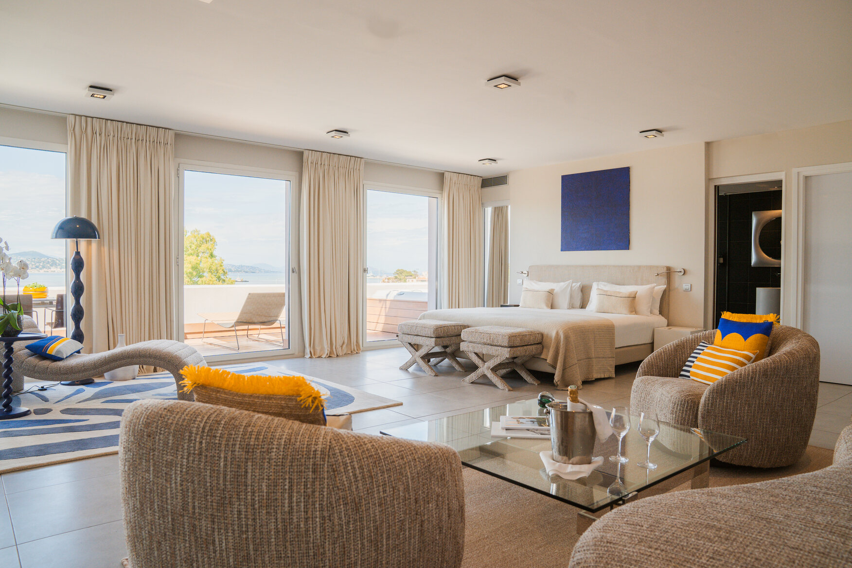 Salon contemporain avec vue sur la mer au Kube Saint-Tropez