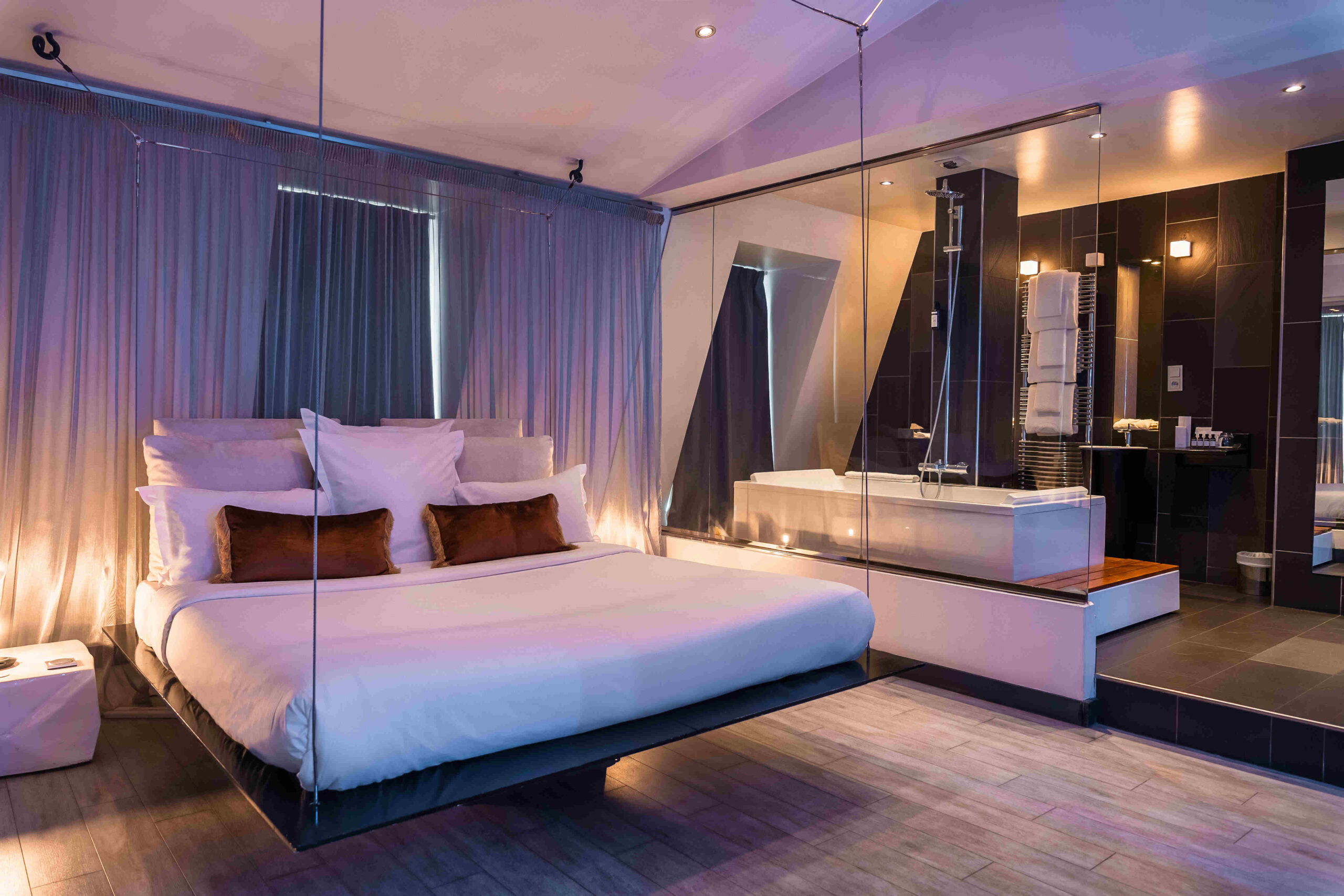 Suite spacieuse avec baignoire dans la chambre