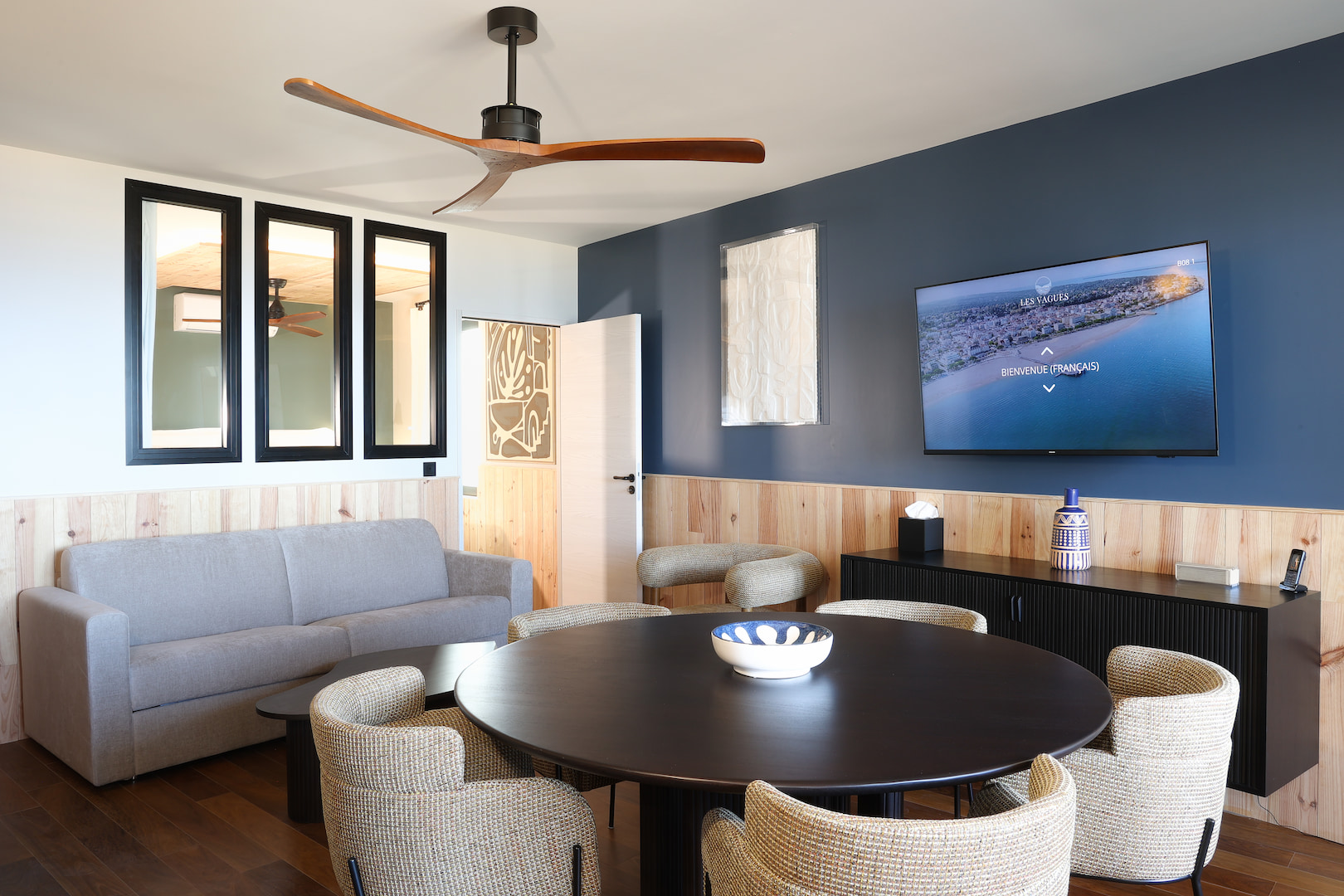 Salon de suite avec coin TV – Les Vagues Hôtel & Spa