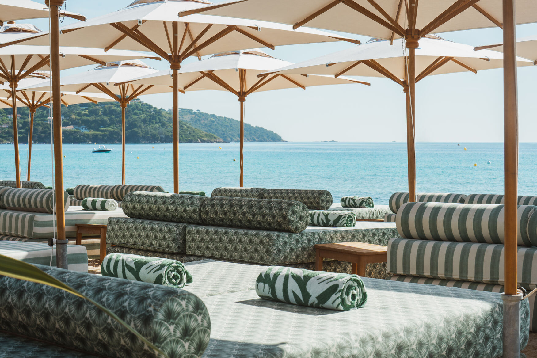 Terrasse lounge avec parasols au Kube Saint-Tropez