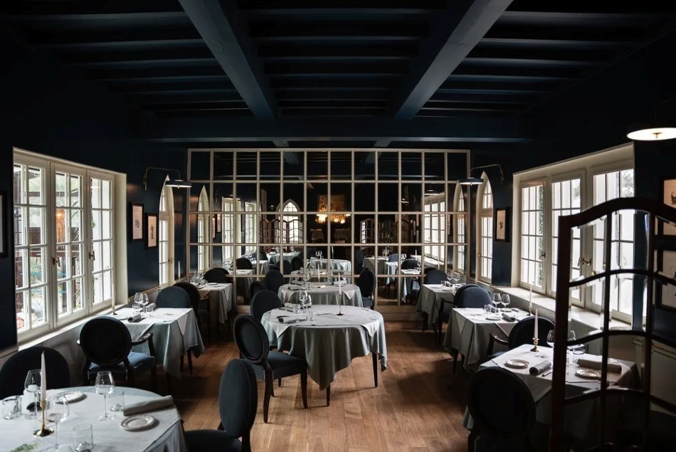Salle de restaurant chic avec nappes blanches et ambiance feutrée