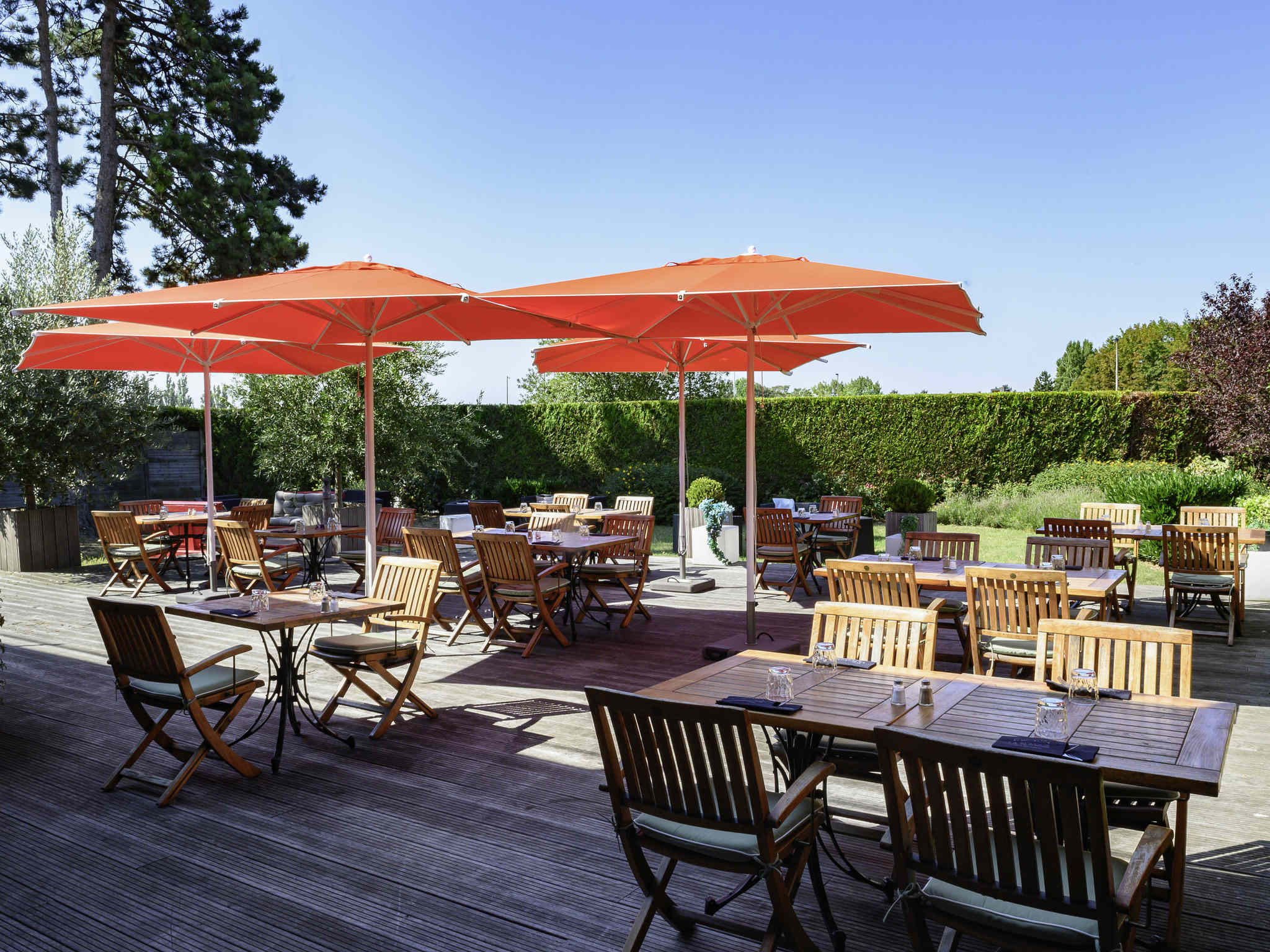 présente la terrasse du restaurant / bistrot du Mercure Hôtel Lille Aéroport