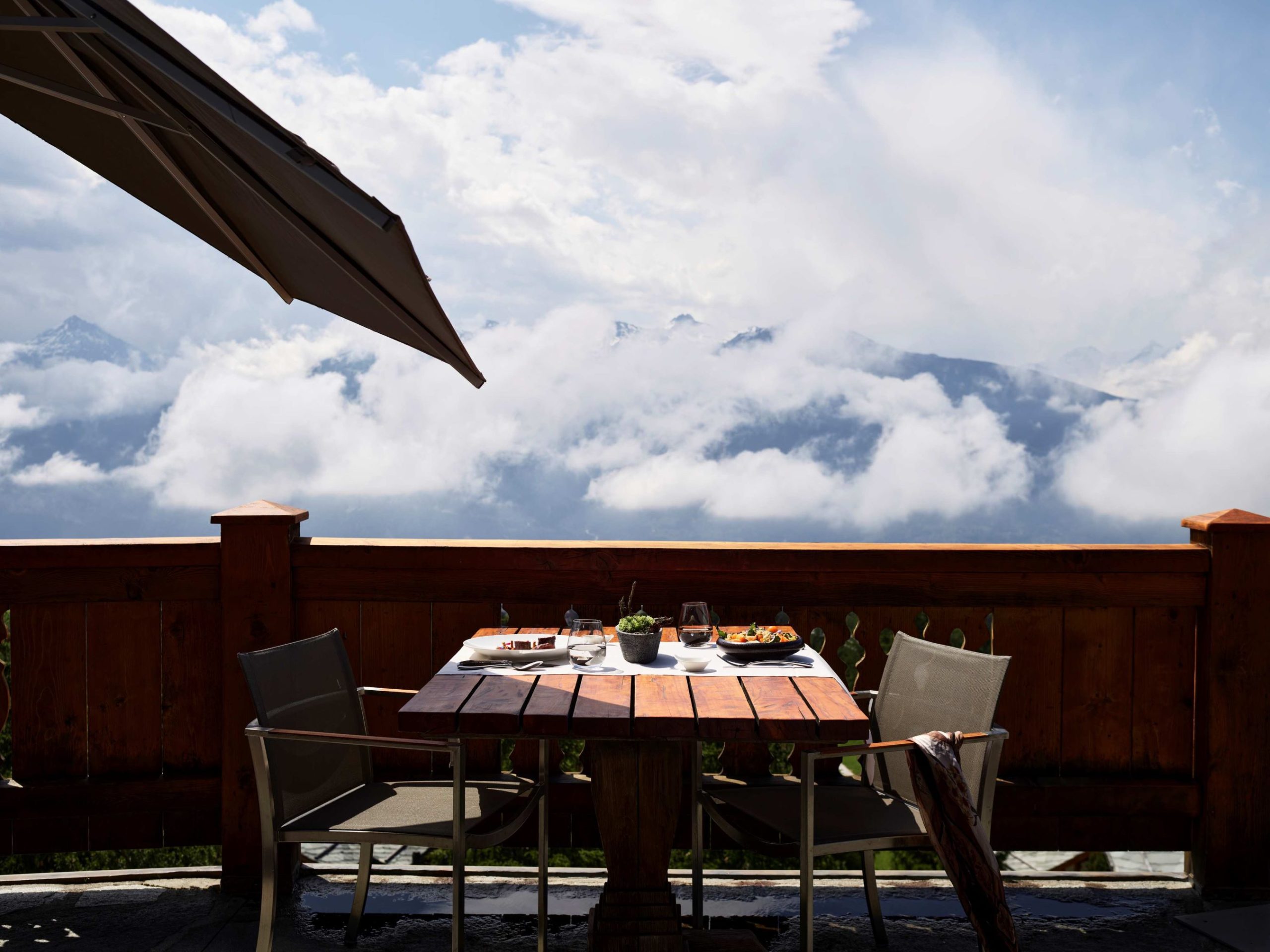 Terrasse avec vue au LeCrans Hôtel & Spa