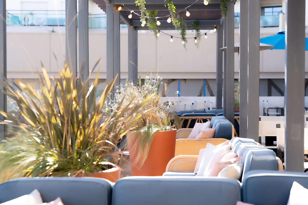 Terrasse extérieure de l’Hôtel Mar i Cel avec espaces colorés
