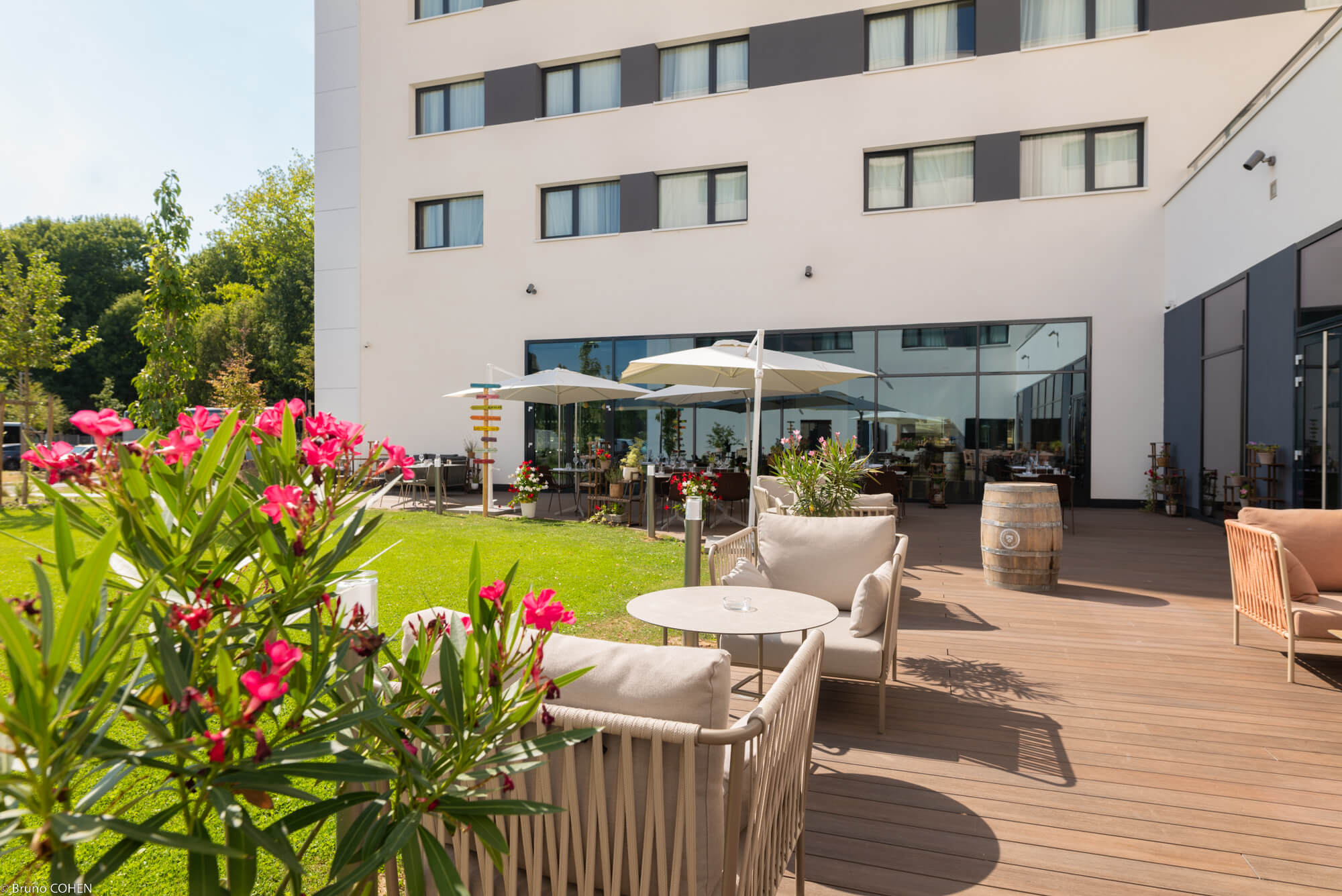terrasse extérieure hotel Holiday Inn Paris CDG espace détente entreprise