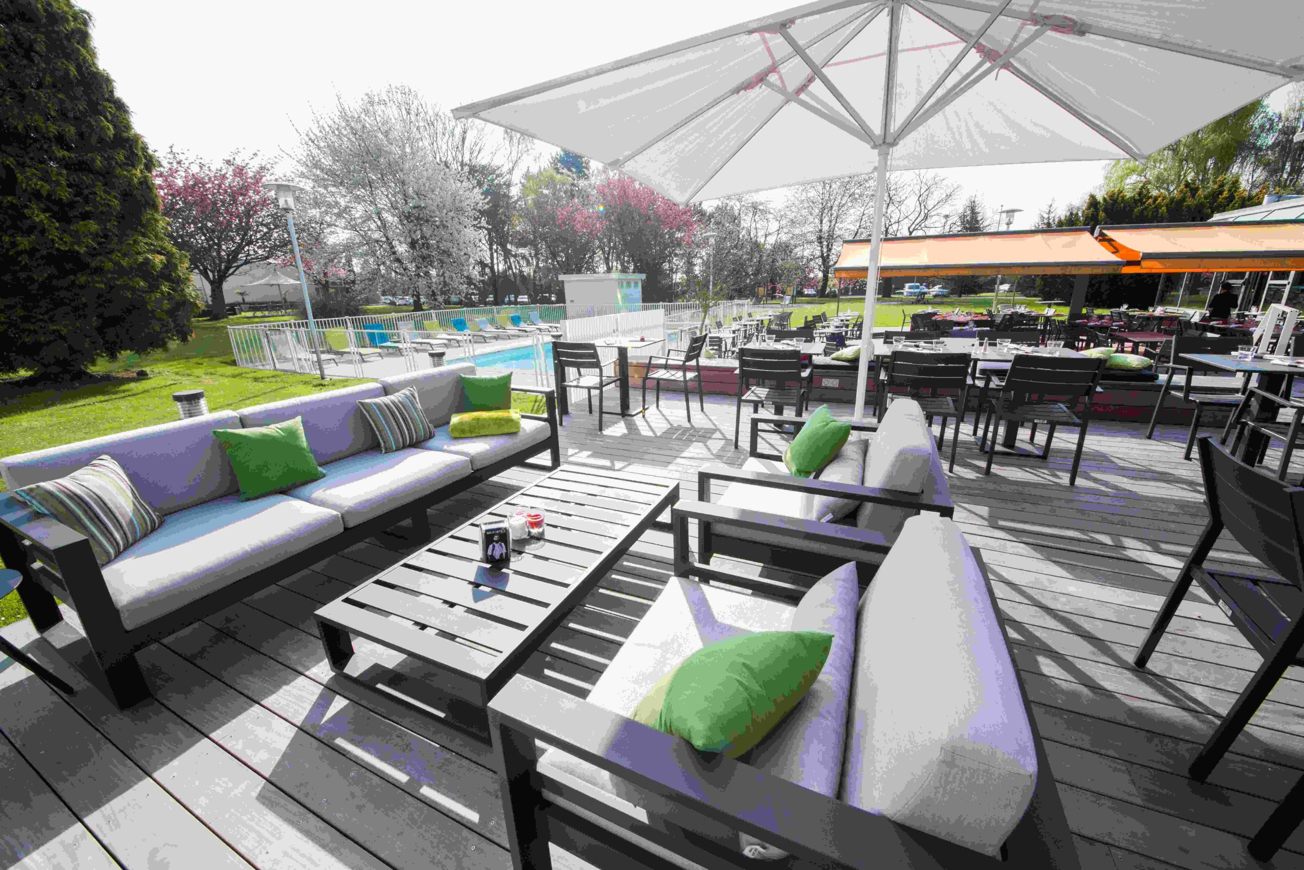 Terrasse du restaurant avec mobilier lounge