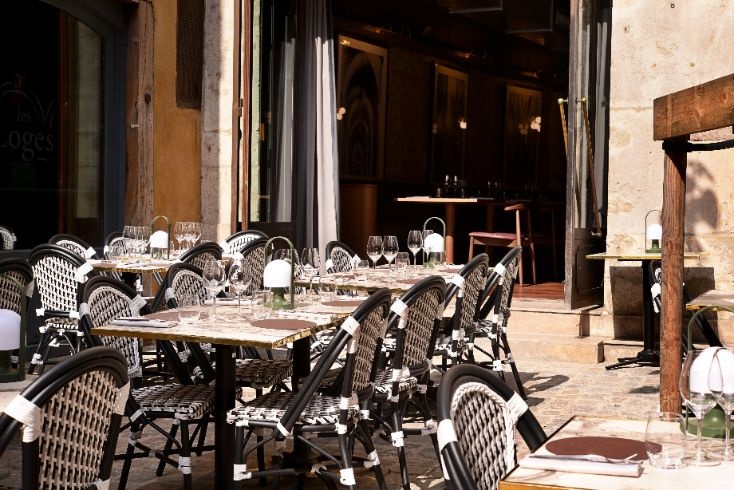 Terrasse extérieure aménagée pour réception à La Cour des Loges