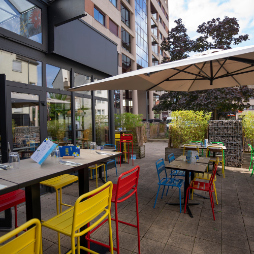 Terrasse ensoleillée aménagée à l’Ibis Styles Palais des Congrès