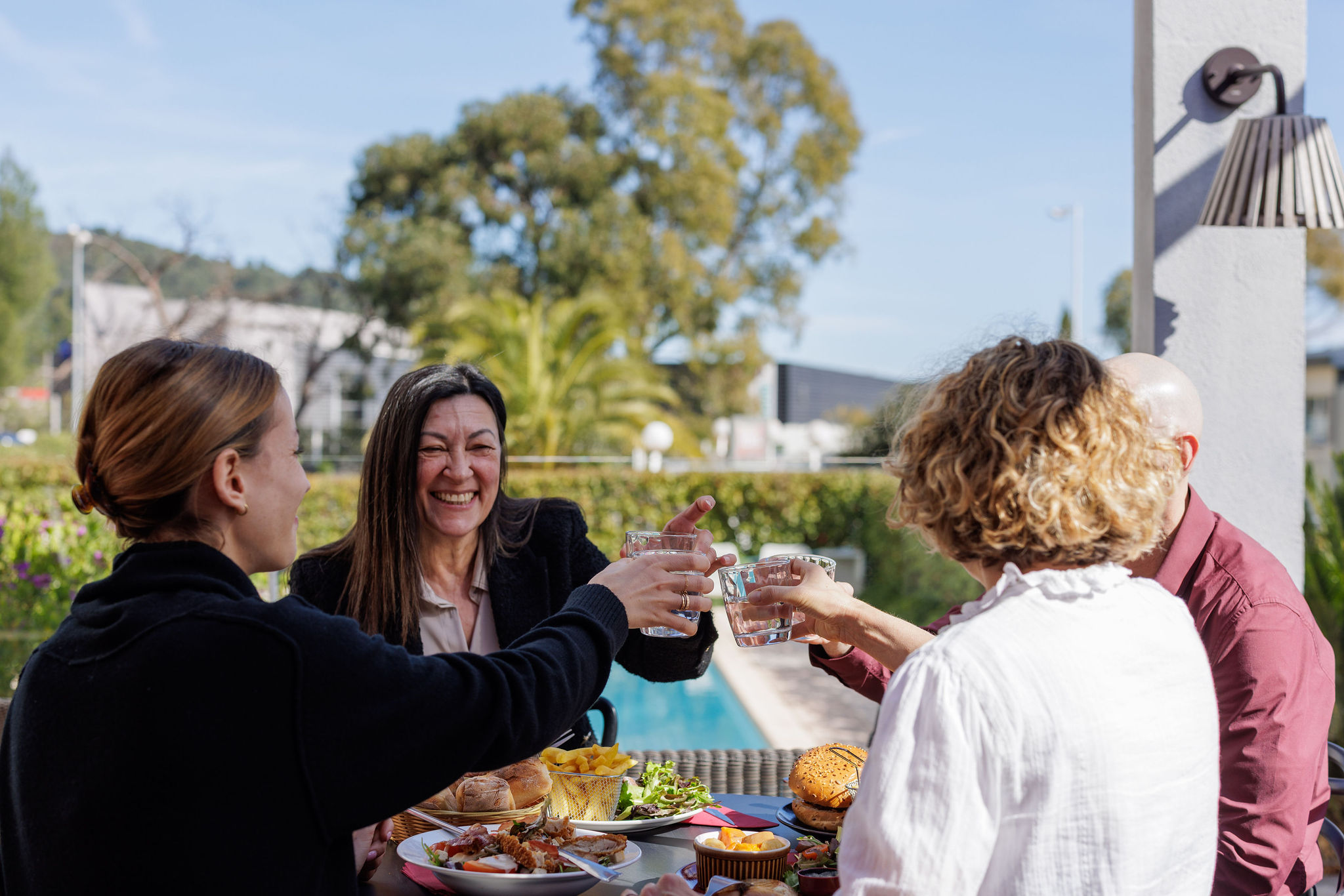 Apéritif d’équipe en terrasse à l’Hôtel Ibis Toulon La Valette