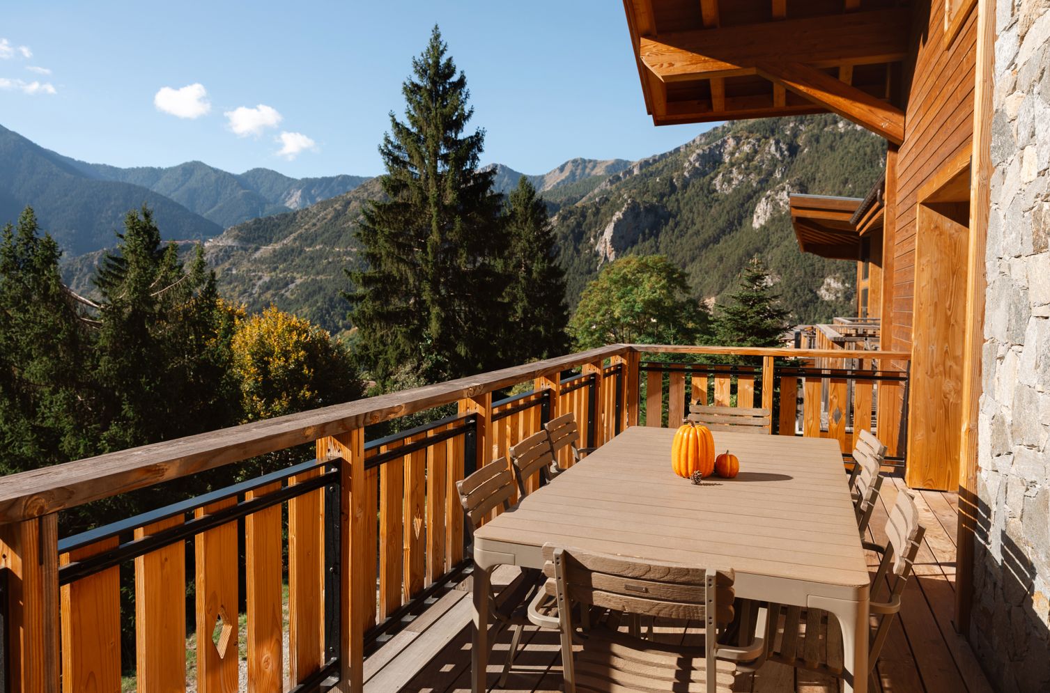 Terrasse avec vue montagne – Pure Montagne Resort & Spa