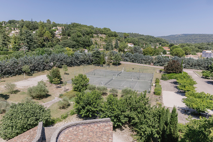Vue aérienne des espaces extérieurs du Castel Luberon Vacances Bleues à Apt