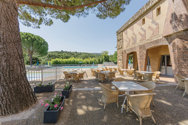 Terrasse extérieure du restaurant au Castel Luberon Vacances Bleues