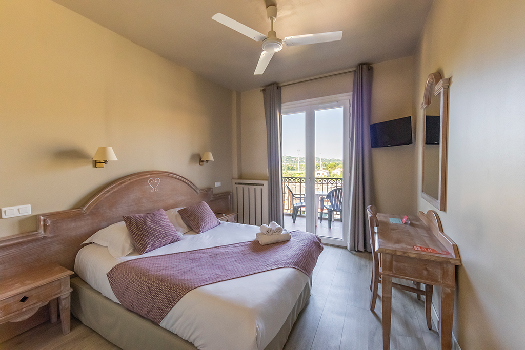 Chambre double confortable au Castel Luberon Vacances Bleues à Apt