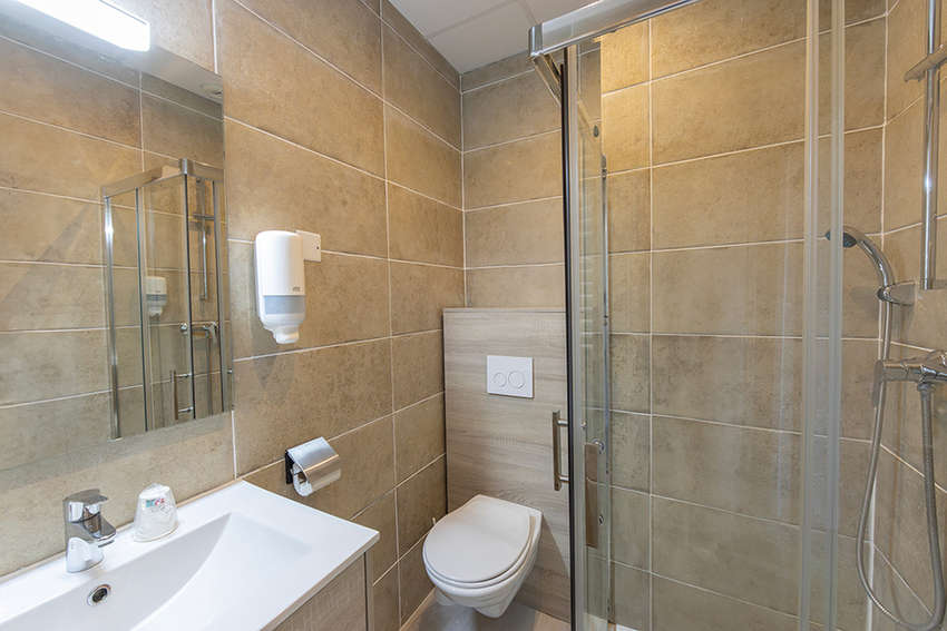 Salle de bain moderne dans une chambre du Castel Luberon Vacances Bleues