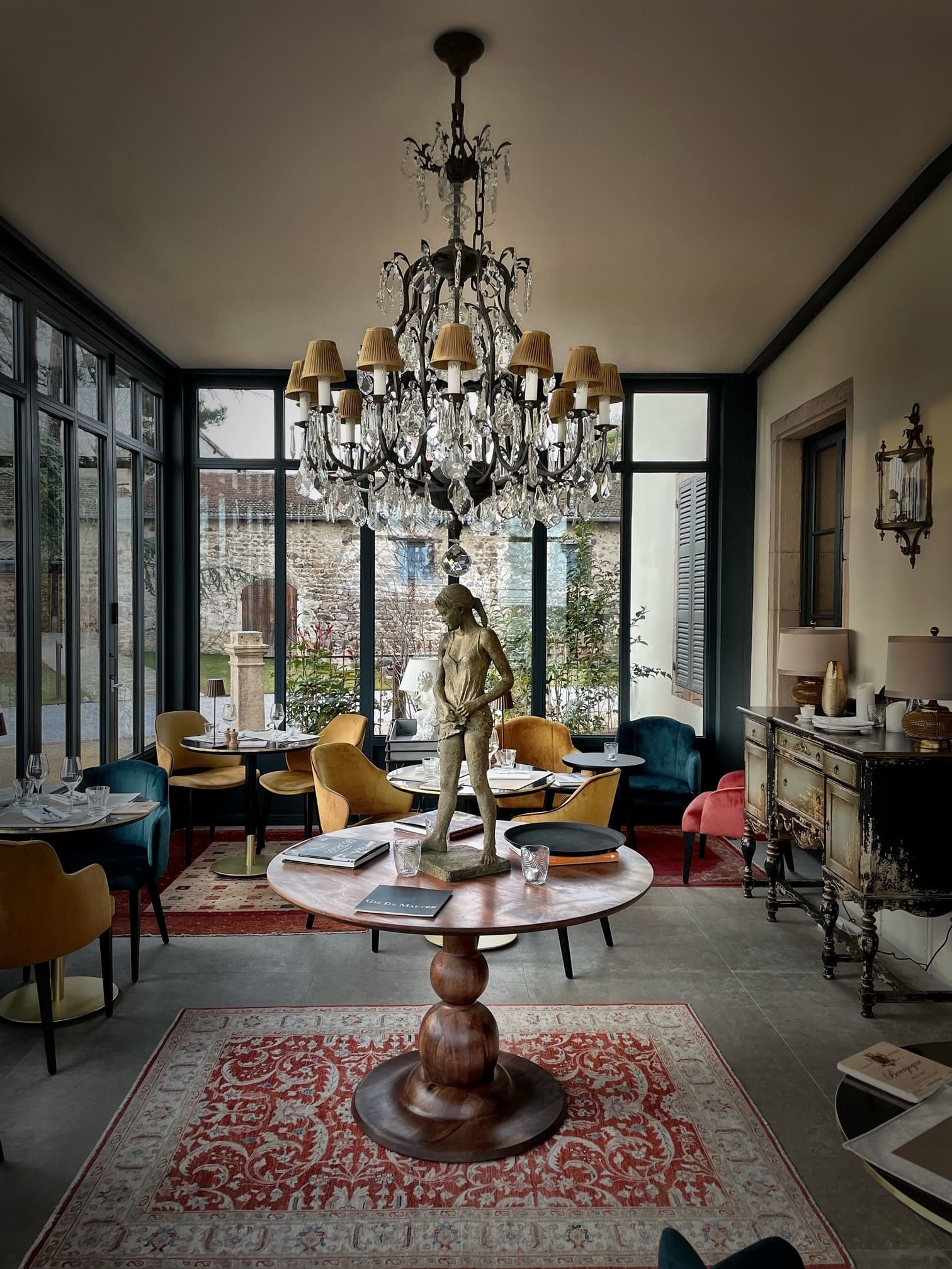 Véranda lumineuse et décorée avec goût à la Villa Alexandre
