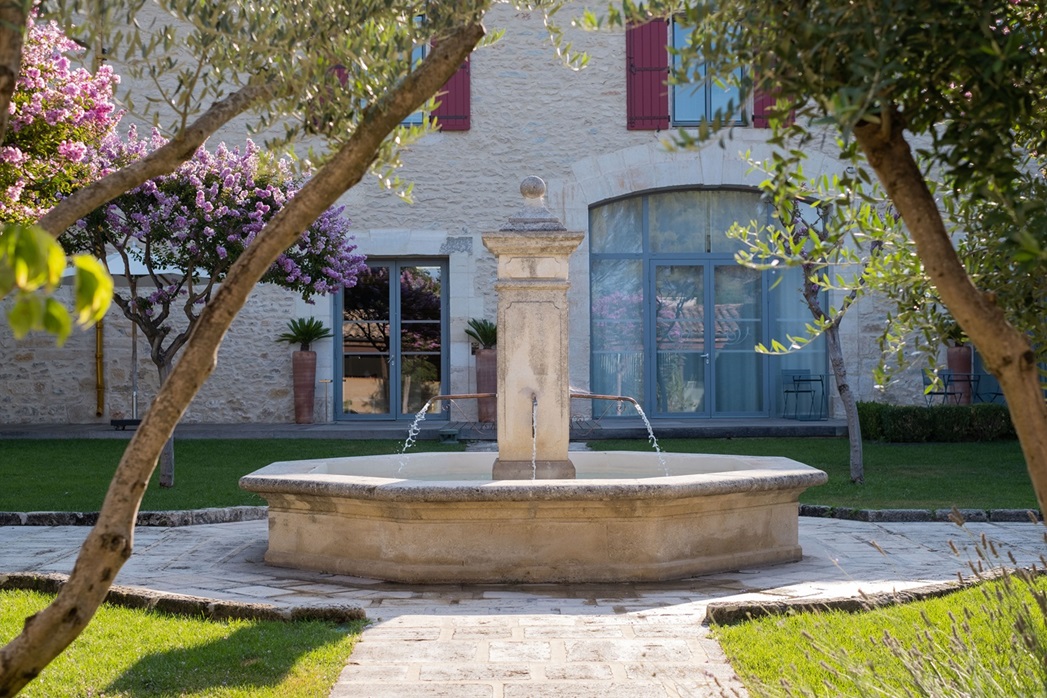 Fontaine en pierre dans le jardin du Domaine de Verchant