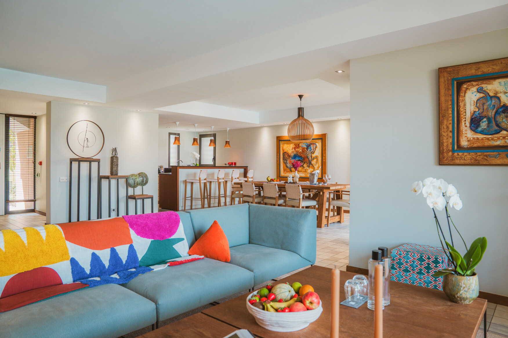 Salon moderne avec décoration contemporaine au Kube Saint-Tropez