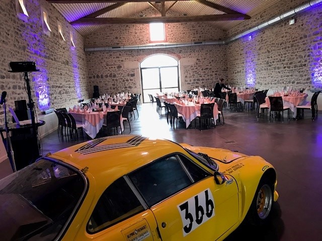 Salle de réception animée pour soirée d’entreprise.