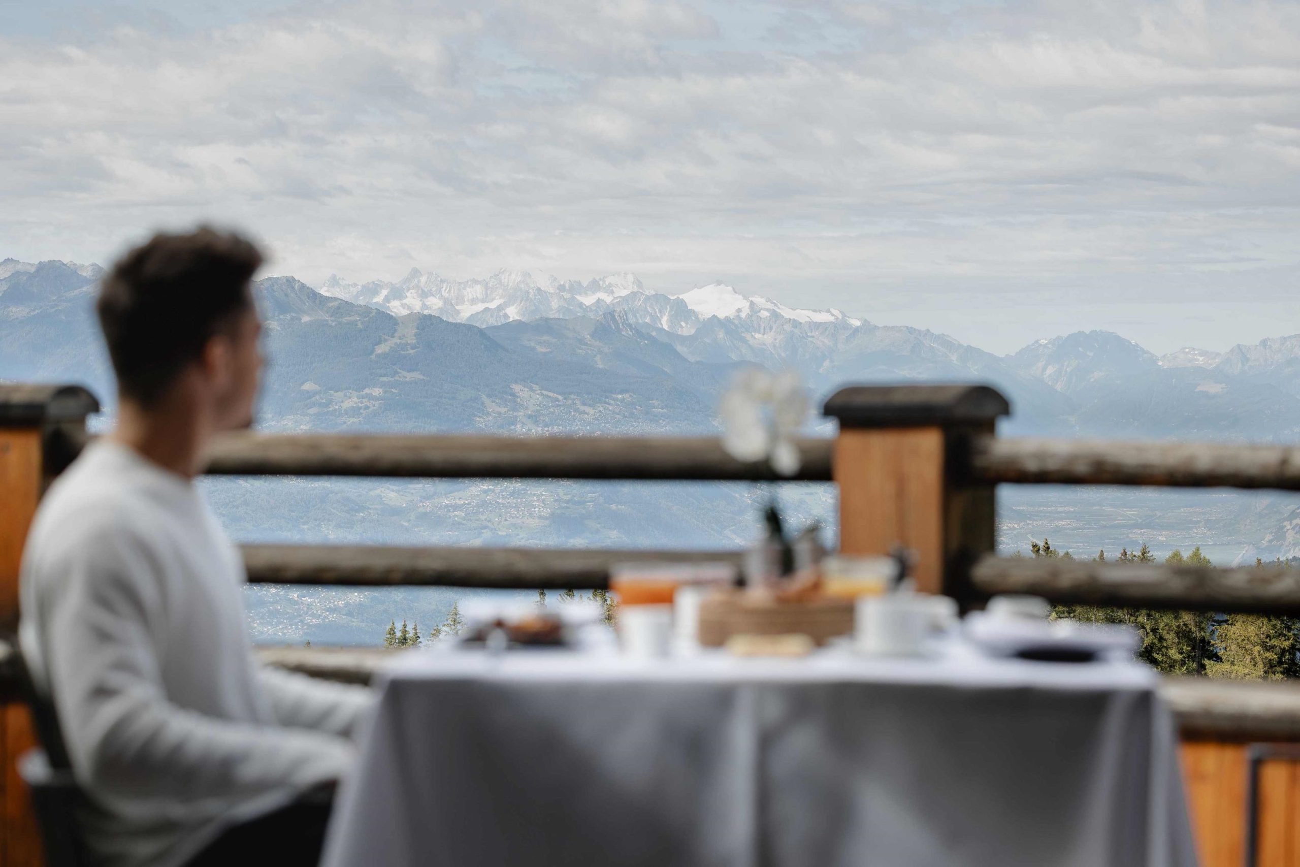 Terrasse avec vue sur les montagnes