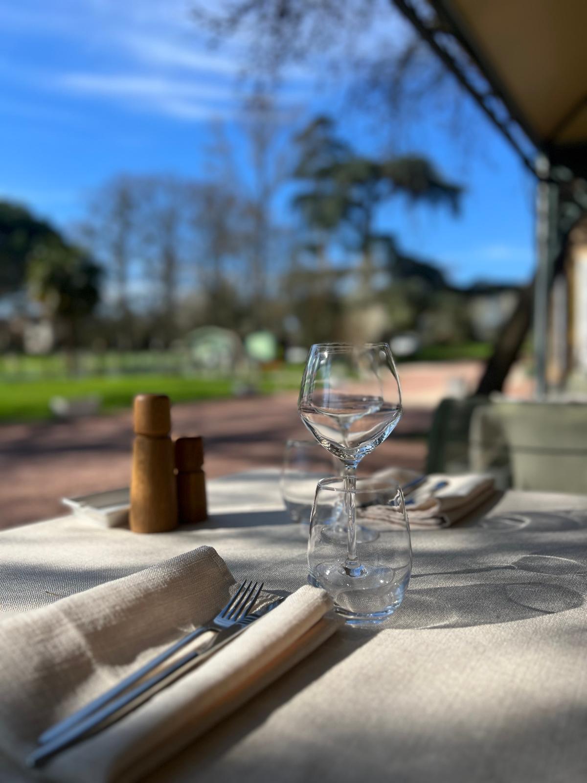 Table dressée en extérieur au Château de la Barge
